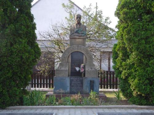 Pohled na&nbsp;památník T.G. Masaryka a&nbsp;padlích z&nbsp;první a&nbsp;druhé světové války
